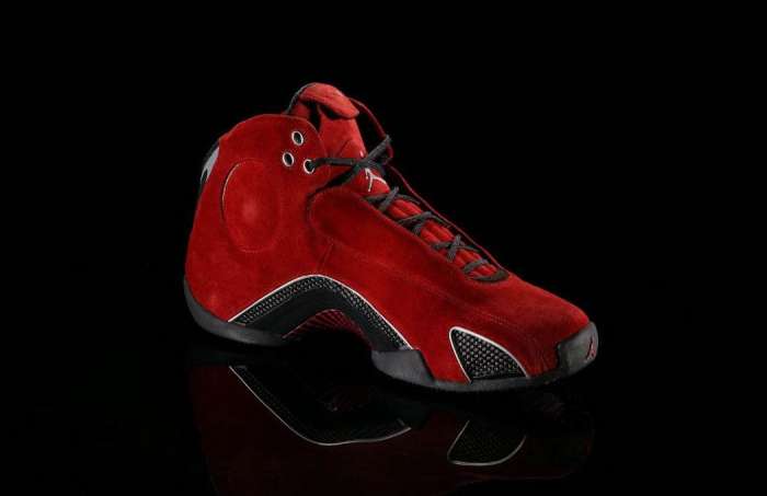 Τα πρώτα Air Jordan: Τα «απαγορευμένα» παπούτσια του Μάικλ Τζόρνταν που εκτόξευσαν τη Nike (Pics)