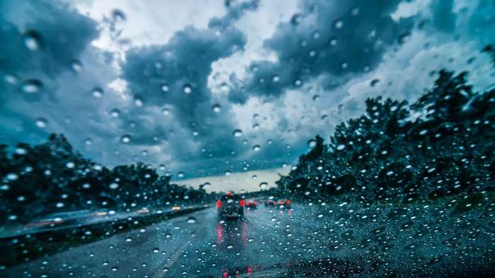 10 μεγάλες αλήθειες για τον έλληνα οδηγό στη βροχή