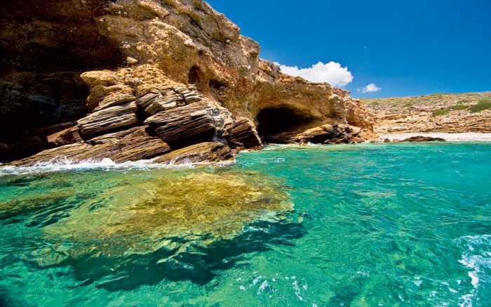 5 αδικημένα ελληνικά νησιά με αφθονία σε «περιπετειώδεις» παραλίες