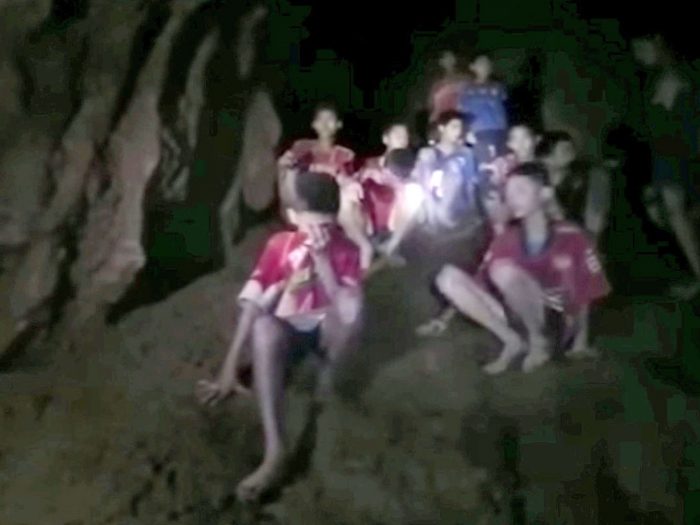 Ταϊλάνδη: Τα παιδιά των μουσώνων θα ζήσουν σε μια σπηλιά μες στο νερό
