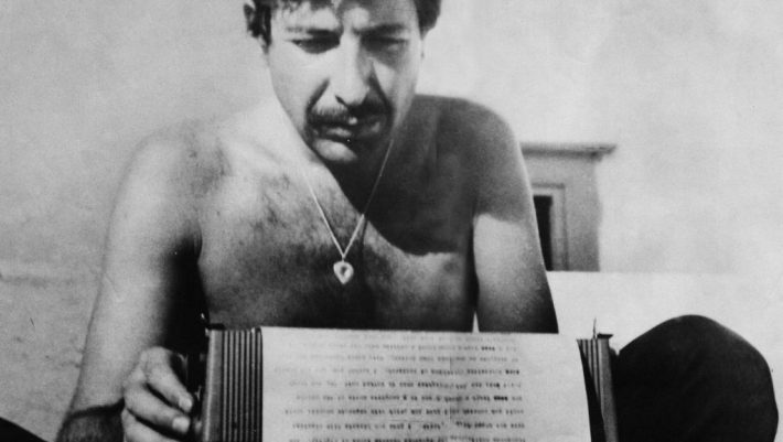 Leonard Cohen: ένας γυμνόστηθος τύπος που έγραφε μέσα στη νύχτα στην ταράτσα του στην Ύδρα, παρέα με τη Μarianne