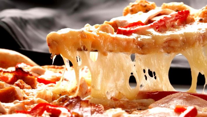 Πώς να φτιάξεις σπιτική πίτσα μόνος σου σε χρόνο–ρεκόρ!