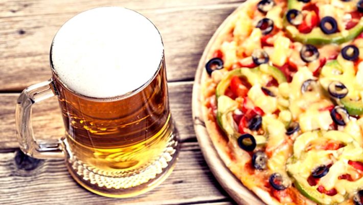 Η πιο αντρική πίτσα είναι στο χέρι σου! Εσύ δοκίμασες τη ζύμη… μπύρας;