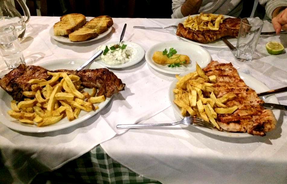 Δεν χωράνε στο πιάτο: Η ταβέρνα με τις μεγαλύτερες μερίδες κρεατικών στην Αθήνα (Pics)