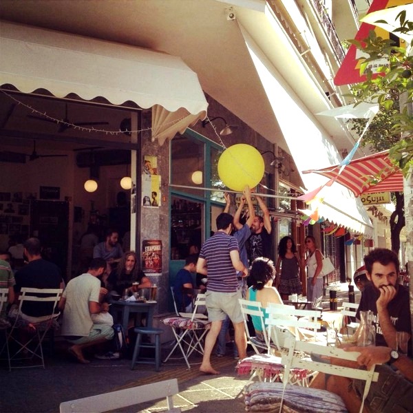 Το «φαινόμενο» Παγκράτι: Γιατί όλη η Αθήνα έχει τρελαθεί να πίνει πότο εκεί;