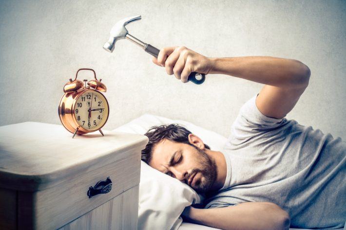 Ξυπνητήρι : 4 συστήματα για να μην το αναβάλλεις 10 φορές κάθε μέρα