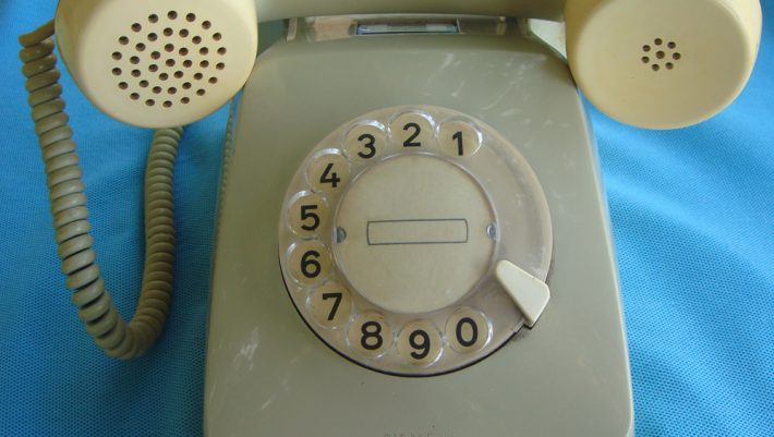 Η εποχή πριν τα κινητά: Τα τηλέφωνα με καντράν και οι ουρές μπροστά στα καρτοτηλέφωνα! (Pics)