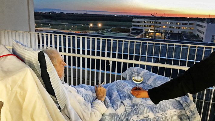Ένα κρασί, ένα τσιγάρο και ένα ηλιοβασίλεμα: η τελευταία επιθυμία ενός ετοιμοθάνατου που έγινε viral!