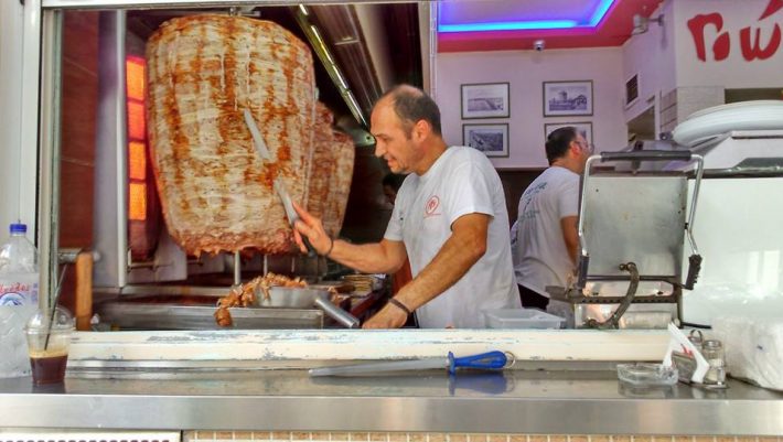 Τα 2 σουβλατζιδικα που κάνουν τα μεγαλύτερα πιτόγυρα στην Ελλάδα (Pics)