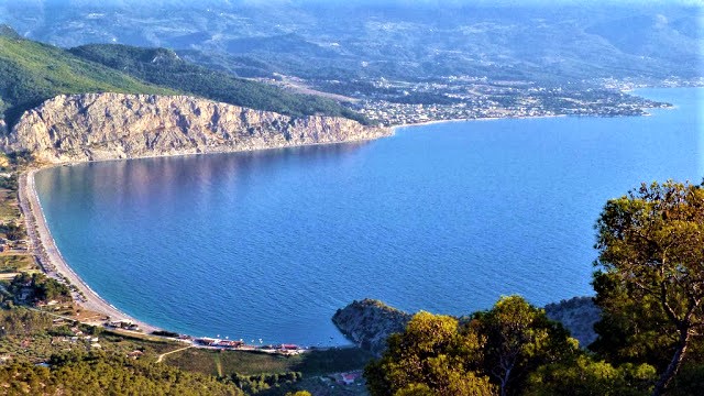 Αυτές είναι οι 5 ωραιότερες -και δωρεάν- παραλίες με κρυστάλλινα νερά δίπλα στην Αθήνα (Pics)