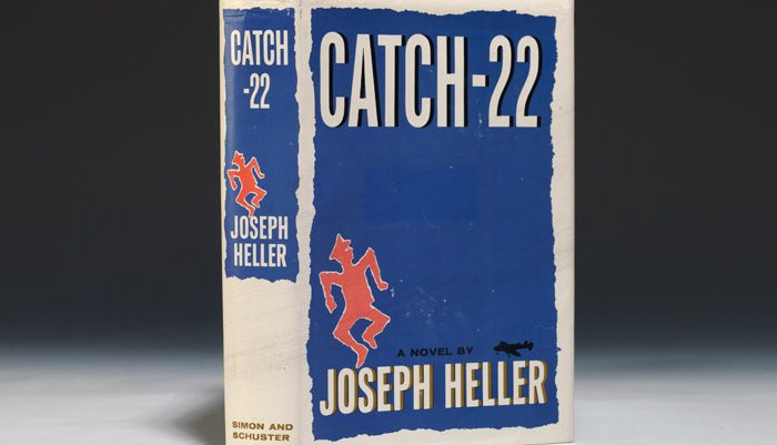 Catch 22: Η πρωτοποριακή ματιά του Τζόζεφ Χέλερ για τον πόλεμο και την γραφειοκρατία