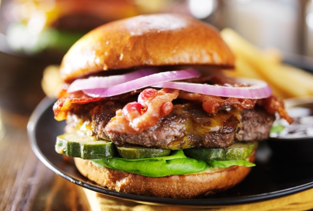 Λάτρεις των μπέργκερ ετοιμαστείτε: Το Burgerfest επιστρέφει στην πόλη!