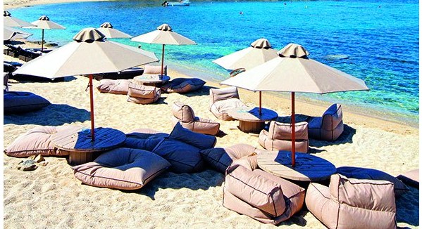 Πόσα θα πληρώσεις για μια βουτιά σε 6 οργανωμένες παραλίες της Μυκόνου