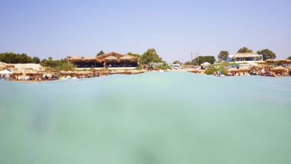 Κρυστάλλινα νερά και γκρίζος άργιλος: Αυτή είναι η παραλία που έχουν ερωτευτεί όλες οι Ελληνίδες (Pics)