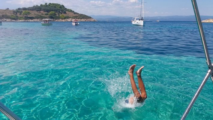Το όνειρο κάθε τουρίστα: Το ελληνικό νησί της ηρεμίας που έχει 12 μήνες ζεστά νερά και καθόλου κύμα (Pics)