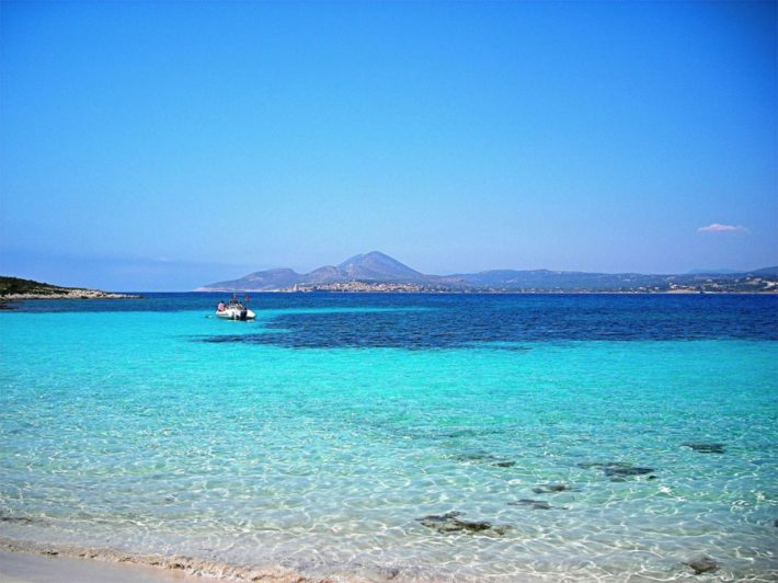 Δεν βλέπεις το βυθό: Το νησί-όνειρο με τους 2 κατοίκους και την πιο άγρια παραλία στην Ελλάδα (Pics)