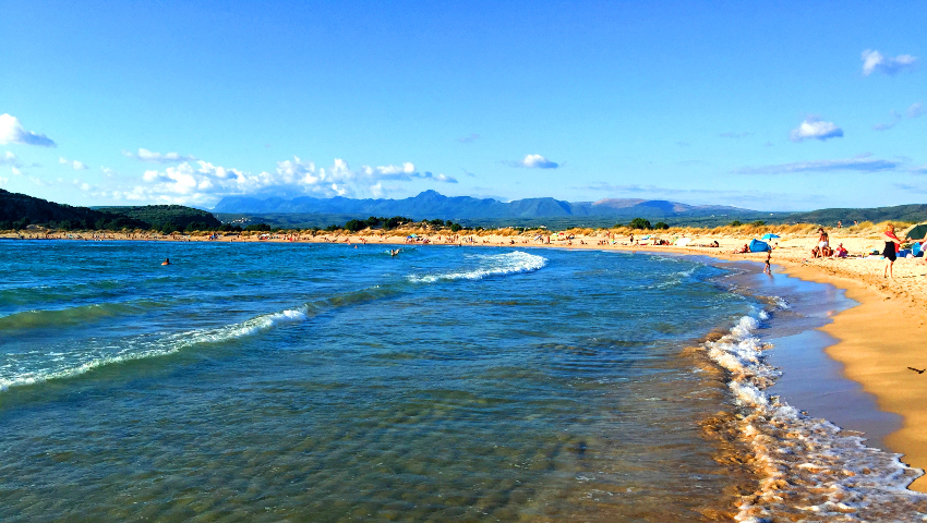 3 ώρες από την Αθήνα, χωρίς πλοίο: Η παραλία που θεωρείται «η ωραιότερη του κόσμου» είναι η ιδανική επιλογή μετά το lockdown (Pics)