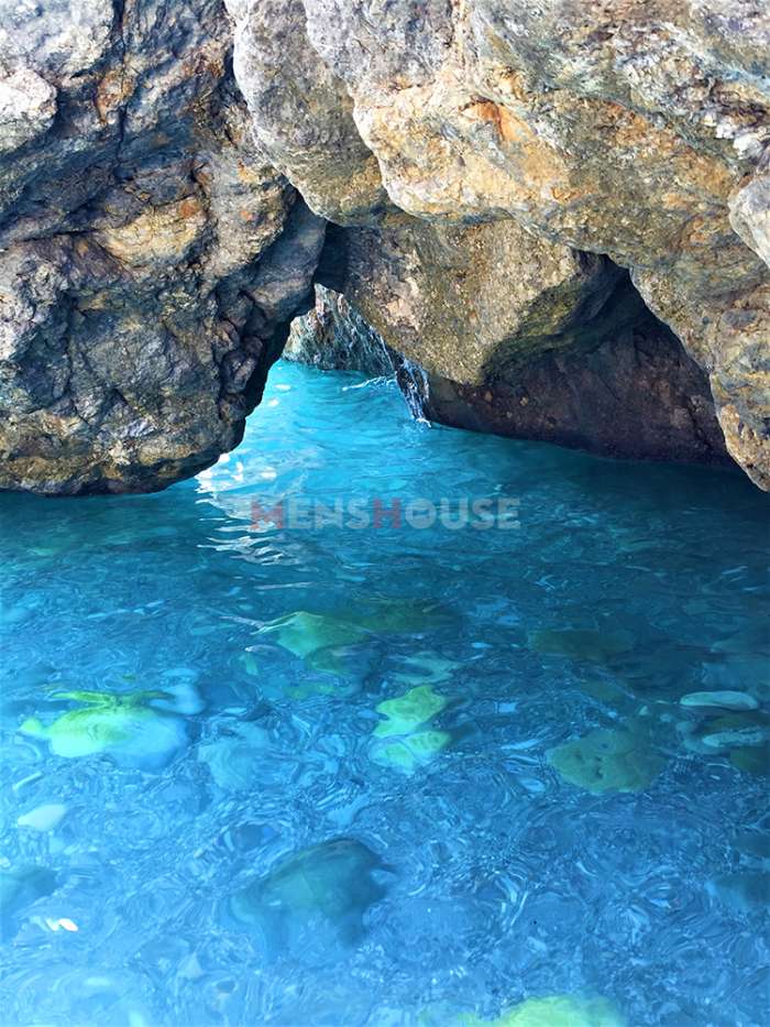 Η «φονική» παραλία με τις σπηλιές και τα πράσινα νερά που δε μπορείς να μην ερωτευτείς (Pics)