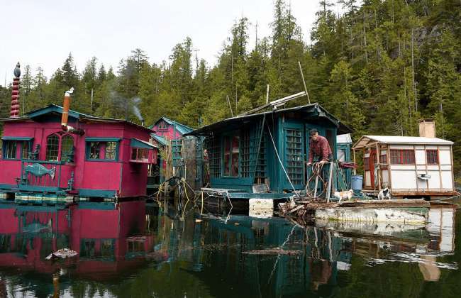 Πέρα από τη φαντασία, στη μέση του πουθενά: Το απίθανο πλωτό σπίτι ενός «landsick» ζευγaριού