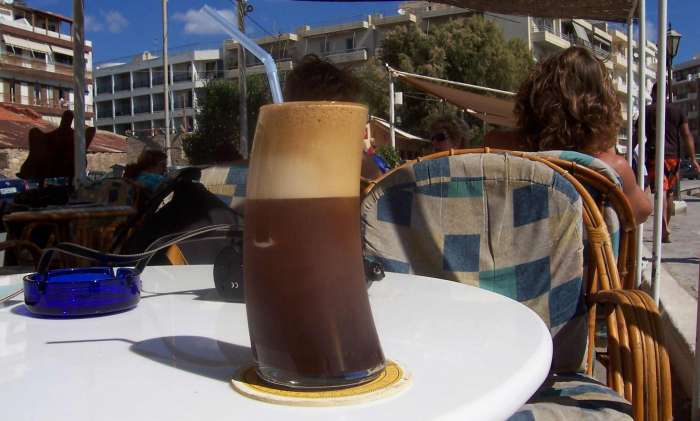 Το μυστικό του Λέντζου: Η θρυλική καφετέρια που έφτιαχνε τον καλύτερο φραπέ στην Ελλάδα