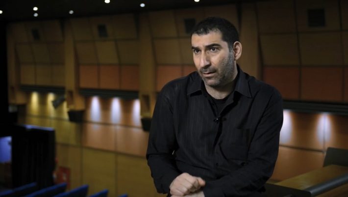 Γιάννης Οικονομίδης: Ο καλύτερος σκηνοθέτης του ελληνικού σινεμά επιστρέφει δριμύτερος