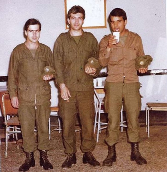 Σπάνια, επική φώτο: Δείτε τον αγνώριστο Νίκο Καρβέλα στον στρατό πριν 37 χρόνια (Pics)