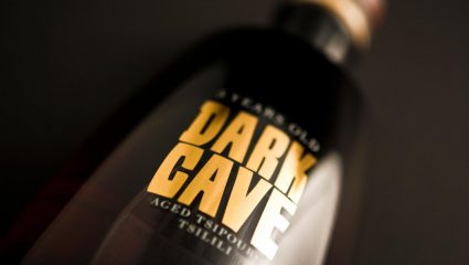 DΑRΚ CAVE: Το «σκοτεινό» μυστικό ενός μεγάλου, ελληνικού αποστάγματος