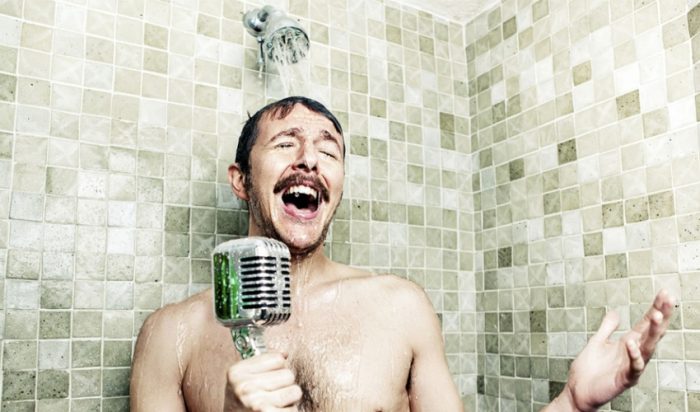 5 τραγούδια που τραγουδάμε μόνο όταν κάνουμε μπάνιο