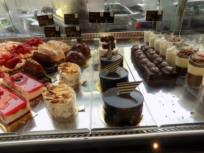 Αφράτη με φουλ σοκολάτα: Η τέχνη του μικρού αρτοποιείου που κάνει την καλύτερη σοκολατόπιτα στην Αθήνα (Pics)