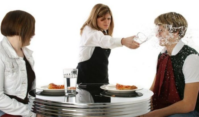 5 τρόποι που δεν πρέπει ΠΟΤΕ να φωνάξεις έναν σερβιτόρο