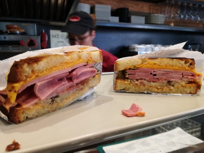 Street Deli: Μόλις άνοιξε και φτιάχνει τα καλύτερα σάντουιτς της Αθήνας
