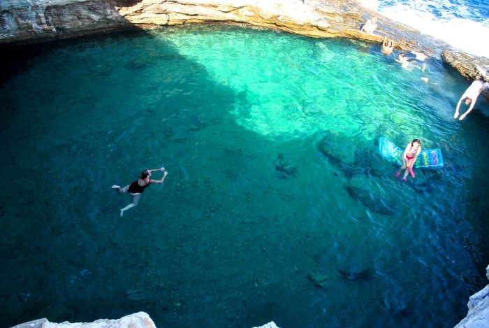 «Το Δάκρυ της Αφροδίτης»: Το ωραιότερο μέρος για να κολυμπήσεις στην Ελλάδα τρέλανε και φέτος τους τουρίστες (Pics)