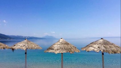 Απ’ τη μια πλευρά καυτά: Η παραλία με τα πιο ζεστά νερά στην Ελλάδα που κάνεις μπάνιο όλο το χρόνο (Pics)