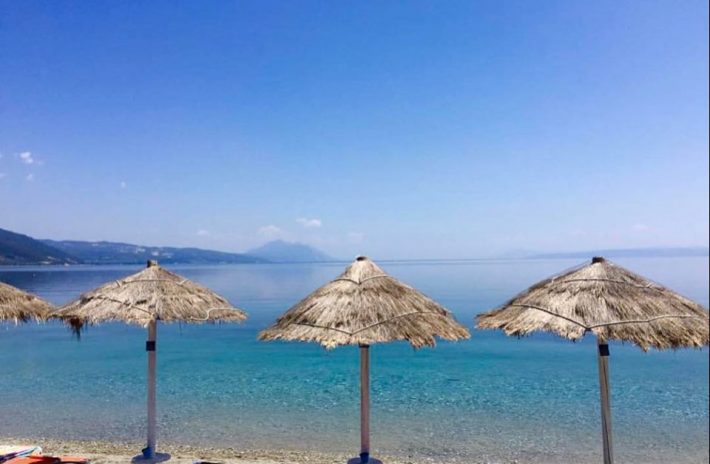 Απ' τη μια πλευρά καυτά: Η παραλία με τα πιο ζεστά νερά στην Ελλάδα που κάνεις μπάνιο όλο το χρόνο (Pics)