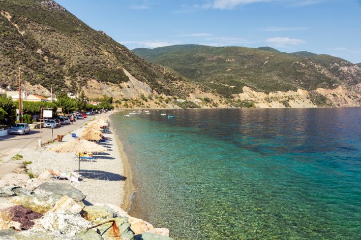 Απ' τη μια πλευρά καυτά: Η παραλία με τα πιο ζεστά νερά στην Ελλάδα που κάνεις μπάνιο όλο το χρόνο (Pics)