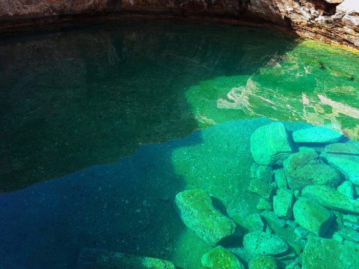 «Το Δάκρυ της Αφροδίτης»: Το ωραιότερο μέρος για να κολυμπήσεις στην Ελλάδα τρέλανε και φέτος τους τουρίστες (Pics)
