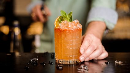 8 cocktails για να πίνεις στα μπαρ της Αθήνας αυτό το καλοκαίρι