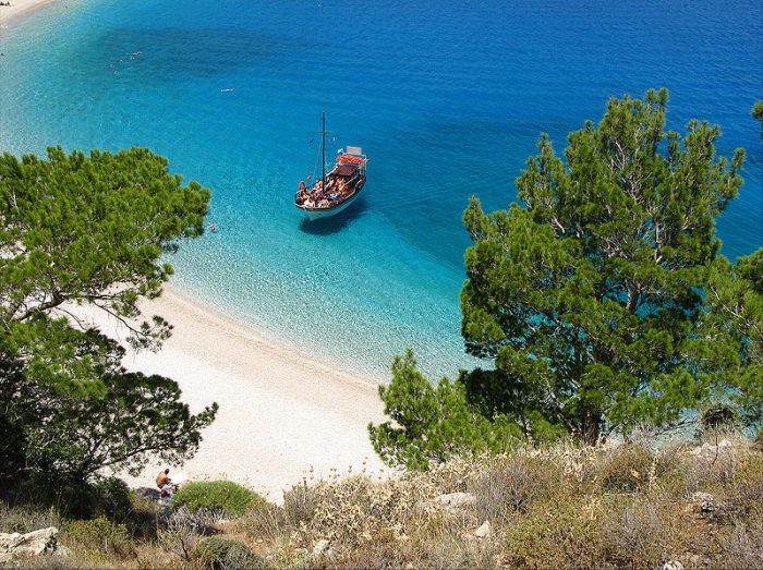 5 αδικημένα ελληνικά νησιά με αφθονία σε «περιπετειώδεις» παραλίες
