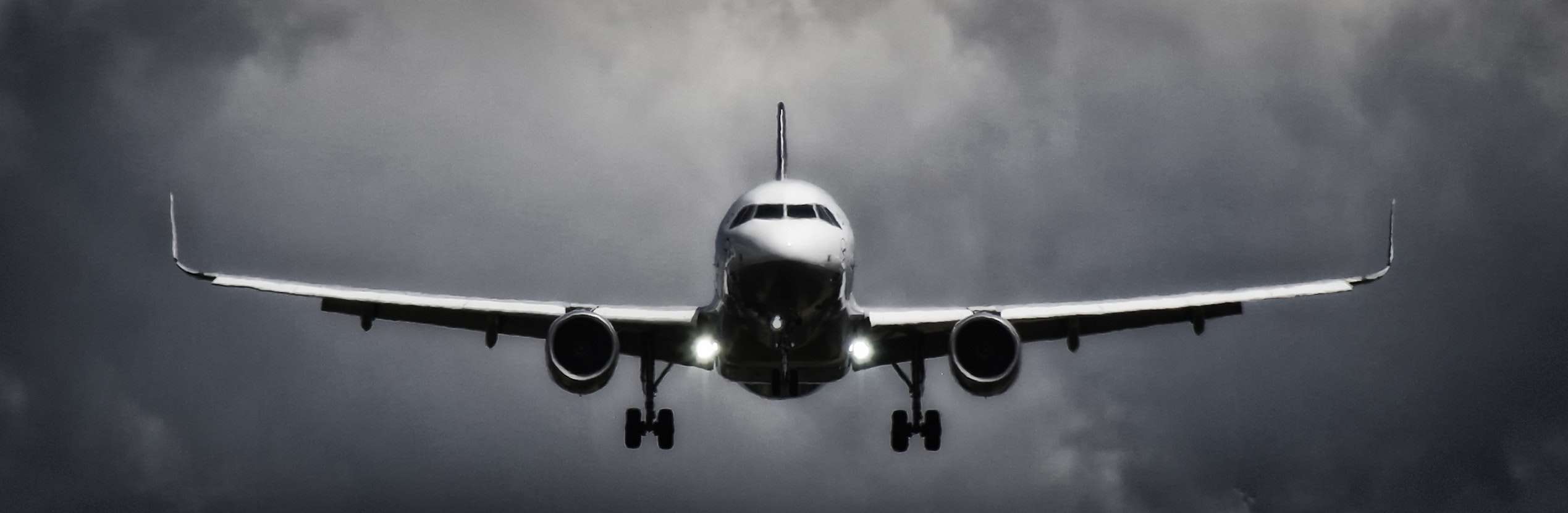 Μια αεροσυνοδός αποκαλύπτει: Η πιο ασφαλής θέση του αεροπλάνου που δεν καταλαβαίνεις αναταράξεις εν ώρα πτήσης