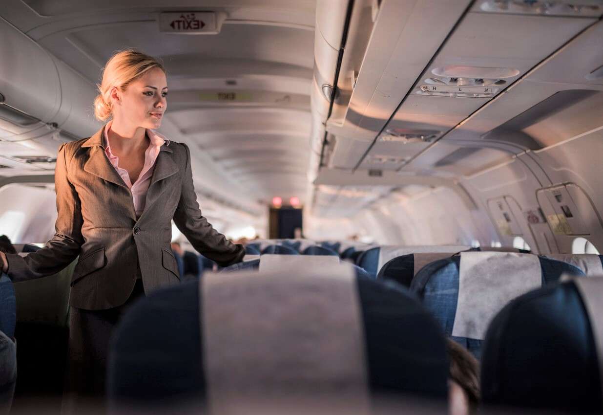 Μια αεροσυνοδός αποκαλύπτει: Η πιο ασφαλής θέση του αεροπλάνου που δεν καταλαβαίνεις αναταράξεις εν ώρα πτήσης