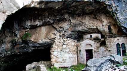 Σπηλιά Νταβέλη: Το μακάβριο μυστικό που έκρυβε για χρόνια το «σπίτι» του διαβόητου λήσταρχου (Pics)