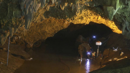 Ταϊλάνδη: Τα παιδιά των μουσώνων θα ζήσουν σε μια σπηλιά μες στο νερό