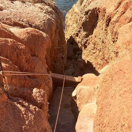 Ένα σκοινί και μια τρεμάμενη σκάλα: Θα ρίσκαρες τη ζωή σου για να πας στην ωραιότερη παραλία της Ελλάδας; (Pics)