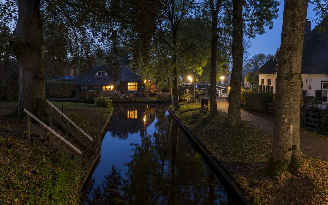 Μια ανάσα απ’ το Άμστερνταμ: Αντέχεις να ζήσεις στο πιο «μαγικό» χωριό του κόσμου χωρίς δρόμους και αυτοκίνητα; (Pics & Vid)