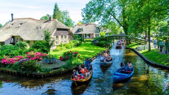Μια ανάσα απ’ το Άμστερνταμ: Αντέχεις να ζήσεις στο πιο «μαγικό» χωριό του κόσμου χωρίς δρόμους και αυτοκίνητα; (Pics & Vid)