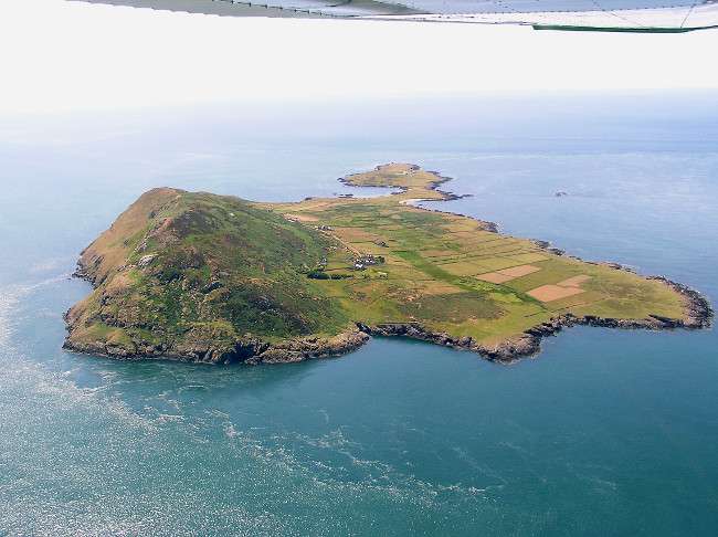 Το νησί των 4 κατοίκων και των 20.000 τάφων: Εκεί όπου οι «νεκροί δεν πηγαίνουν στην κόλαση»
