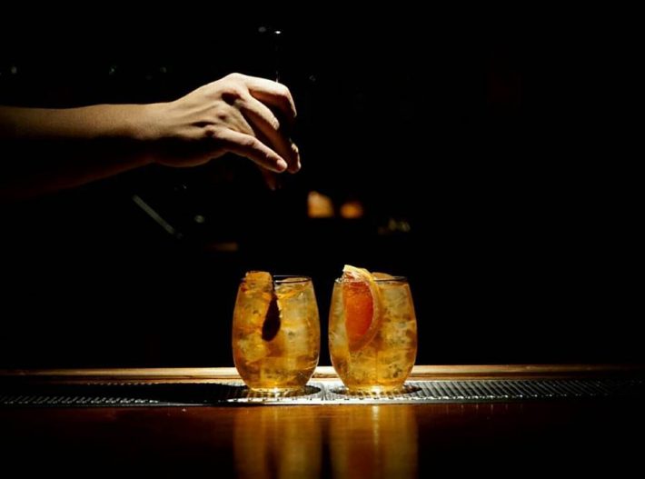 4 μπαράκια που θα πιεις καλά cocktails και θα φας υπέροχα finger foods