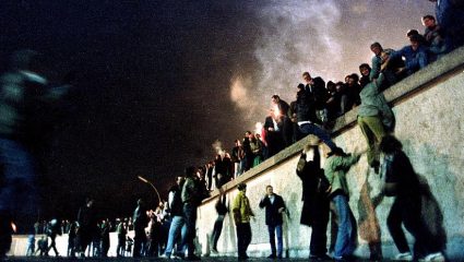 Το μεγαλύτερο αστικό πάρτι όλων των εποχών: Η βραδιά που έπεσε (κατά λάθος) το «τείχος της ντροπής»