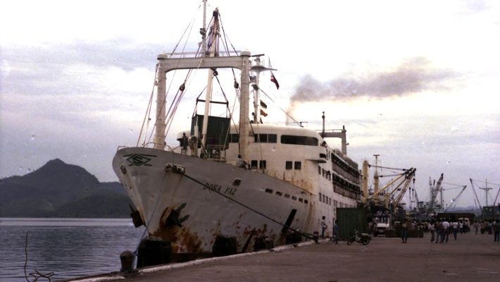 Ανάμεσα σε φωτιά και καρχαρίες: Το ναυάγιο με τους 4.375 νεκρούς που ξεπέρασε σε φρίκη και τον Τιτανικό
