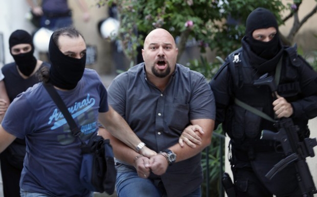 Άσβερκοι alert: 5 Έλληνες που έχουν ξεχάσει τον λαιμό στο σπίτι